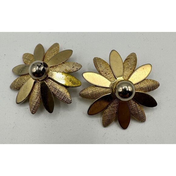 Vintage Sara Cooventry Gold-Tone Daisy Clip-On Earrings Textured Polished Petals - Picture 1 of 7